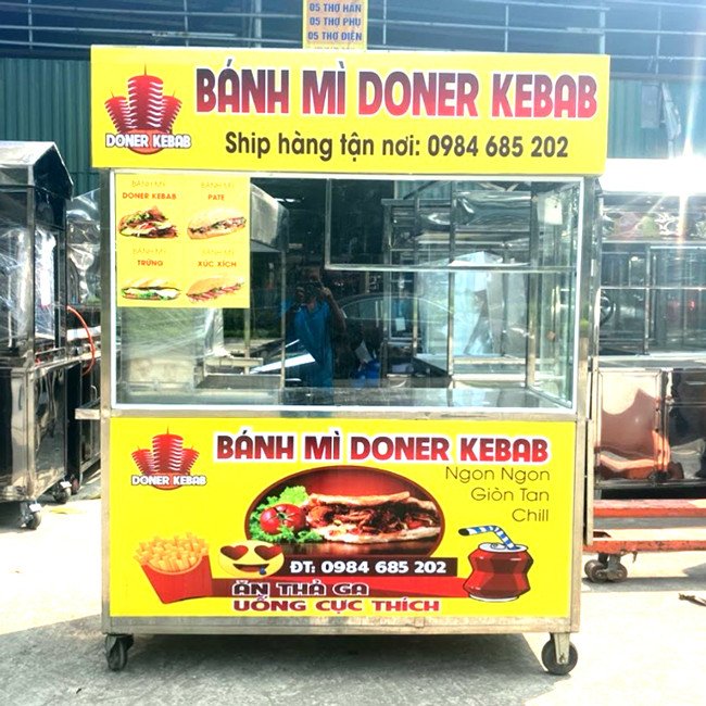 Xe bánh mì Doner Kebab với lò nướng thịt đặc trưng kiểu Thổ Nhĩ Kỳ