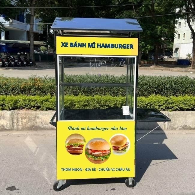 xe bánh mì màu vàng nổi bật với decal dán tươi sáng