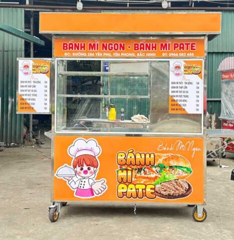 Xe bánh mì thịt pate di động, thể hiện sự tiện lợi trong kinh doanh ẩm thực đường phố.
