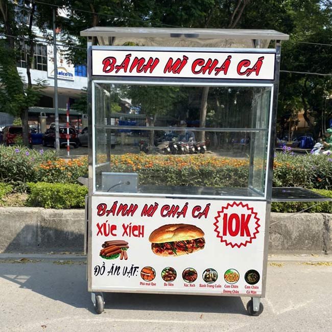 Xe bánh mì với thiết kế mái che bằng phẳng, tối ưu hóa không gian cho bảng hiệu và menu