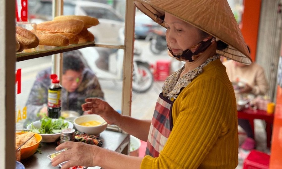 Xe bánh mì xíu mại Tây Đô nổi tiếng với hương vị dừa thoang thoảng.