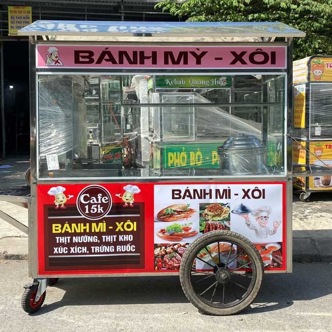 Xe bánh mì xôi vỉa hè kết hợp nhiều chức năng