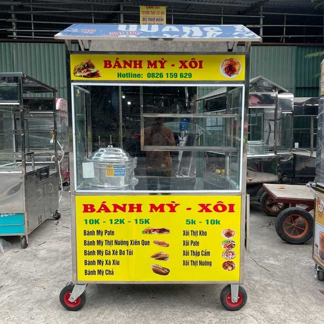 Xe bánh mì xôi vỉa hè với decal trang trí bắt mắt