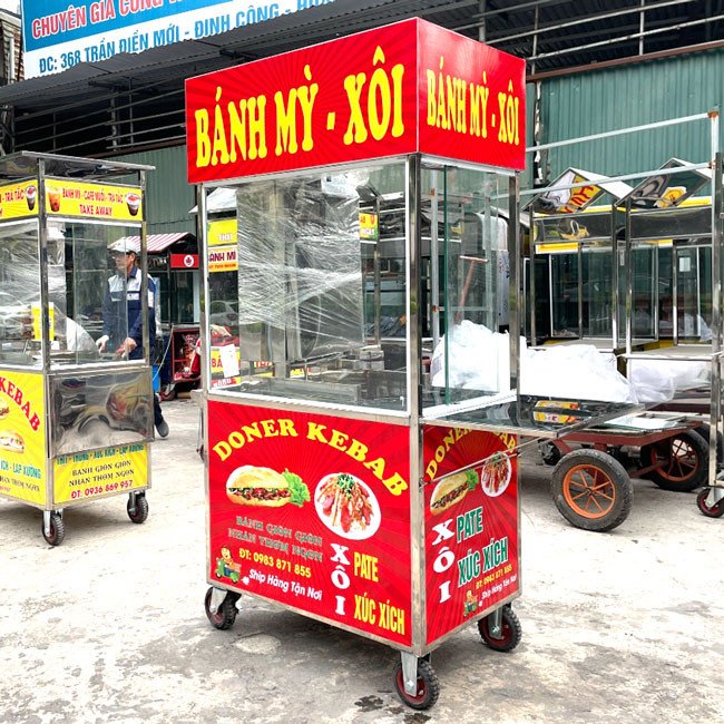 Xe bánh mì xôi với thiết kế mặt kính cường lực bao quanh, đảm bảo vệ sinh thực phẩm trên xe đẩy