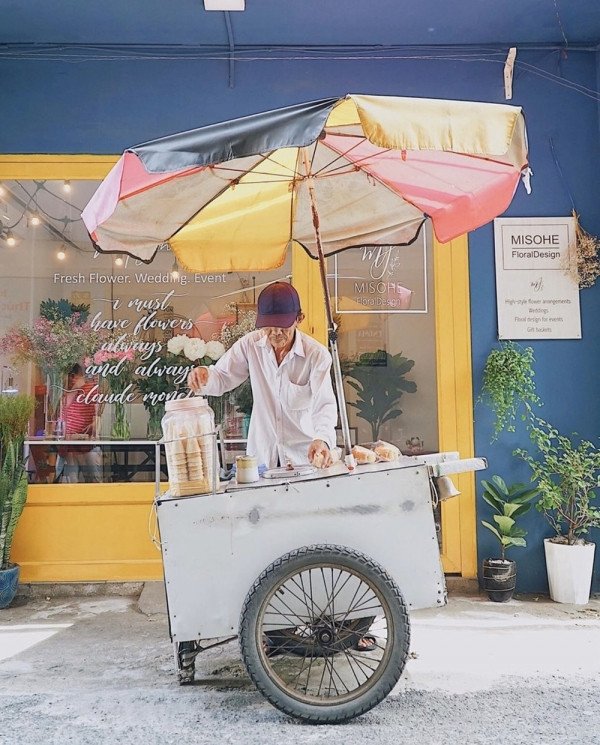 Xe đẩy bán bánh mì kẹp kem rong ruổi trên phố, gợi nhớ tuổi thơ