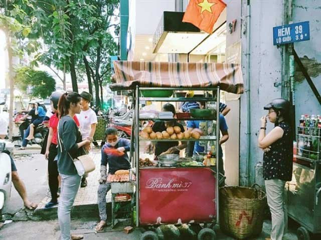 Xe đẩy bán bánh mì Sài Gòn trên đường phố, nét văn hóa ẩm thực đặc trưng