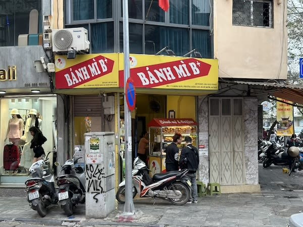 Xe đẩy Bánh Mì B+ phục vụ bánh mì Hà Nội nổi tiếng cho bữa sáng