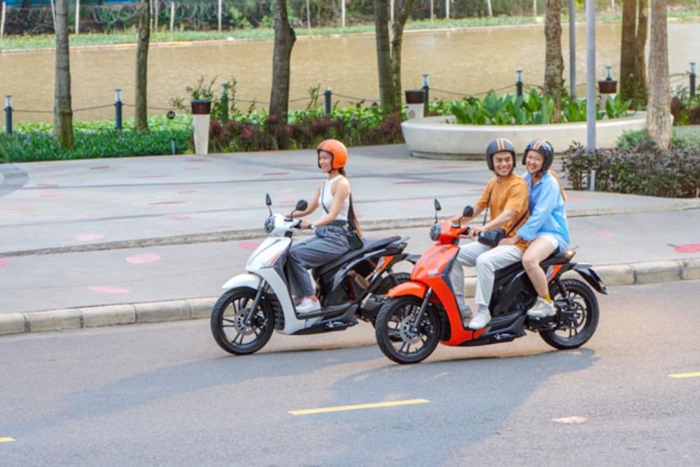 Xe máy là phương tiện phổ biến và linh hoạt để khám phá các quán ăn ngon