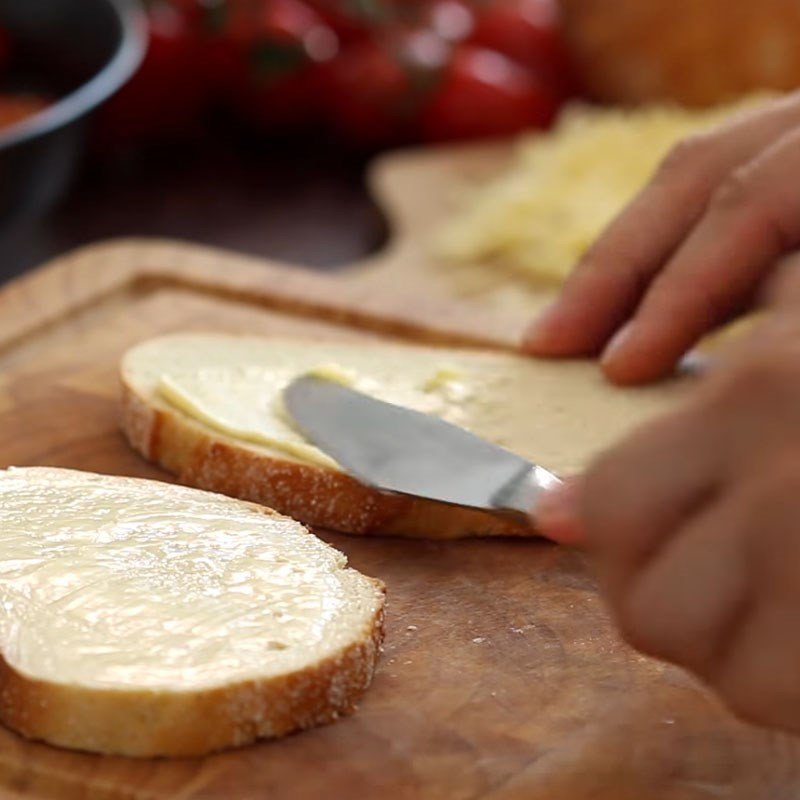 Xếp cà chua nướng và phô mai kéo sợi lên bánh mì sandwich