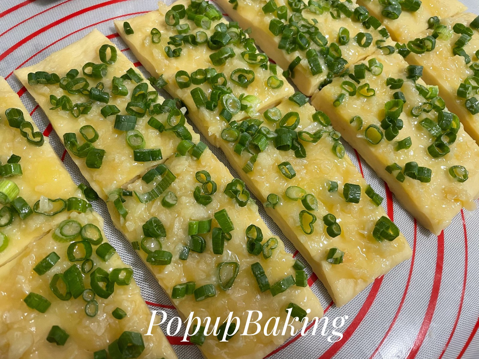 Xếp các lát bánh mì bơ tỏi vào khuôn