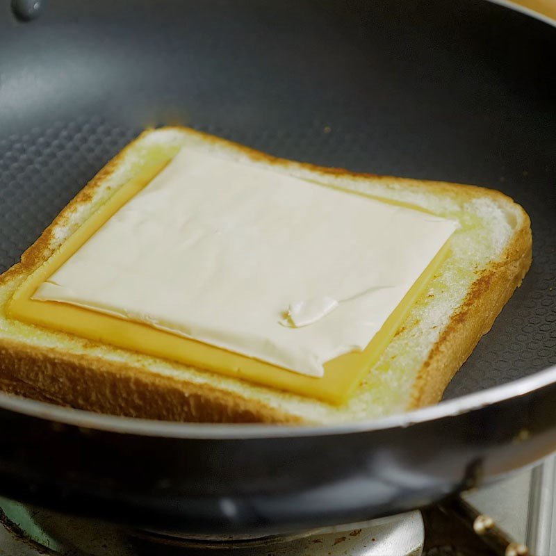 Xếp các loại phô mai kéo sợi lên bánh mì sandwich trước khi kẹp