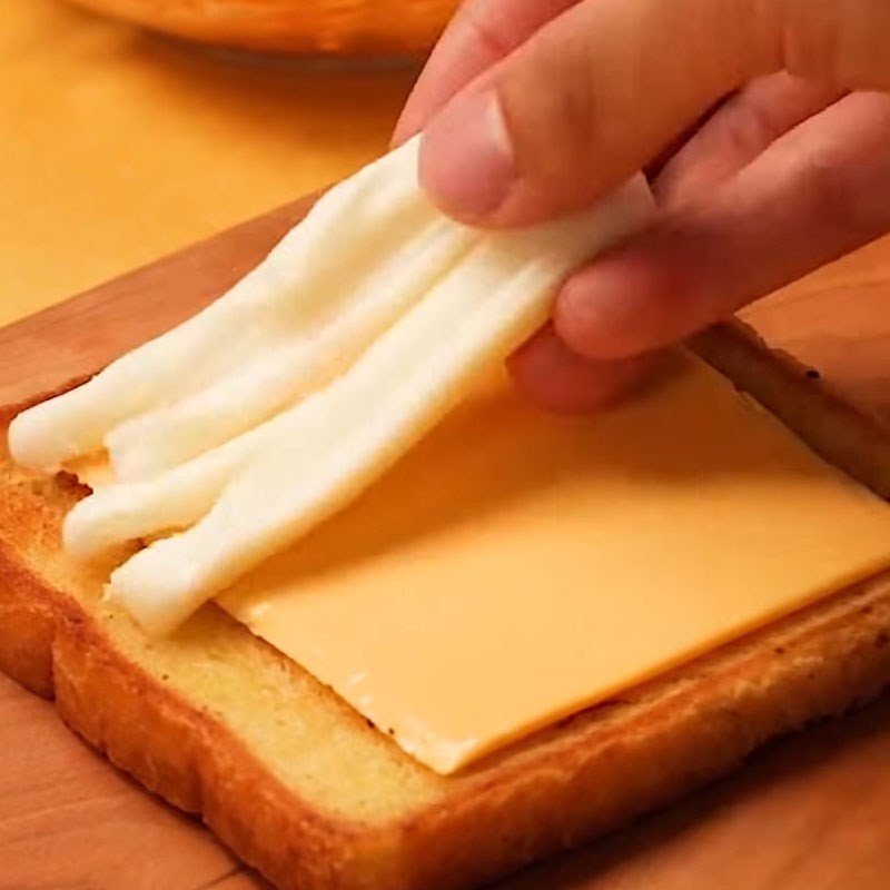 Xếp phô mai kéo sợi và mì cay vào bánh mì sandwich