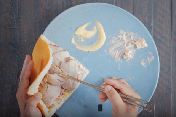 Xếp thịt nướng và rau vào vỏ bánh mì Thổ Nhĩ Kỳ đã xẻ