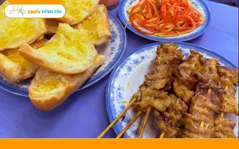Xiên thịt nướng và bánh mì bơ