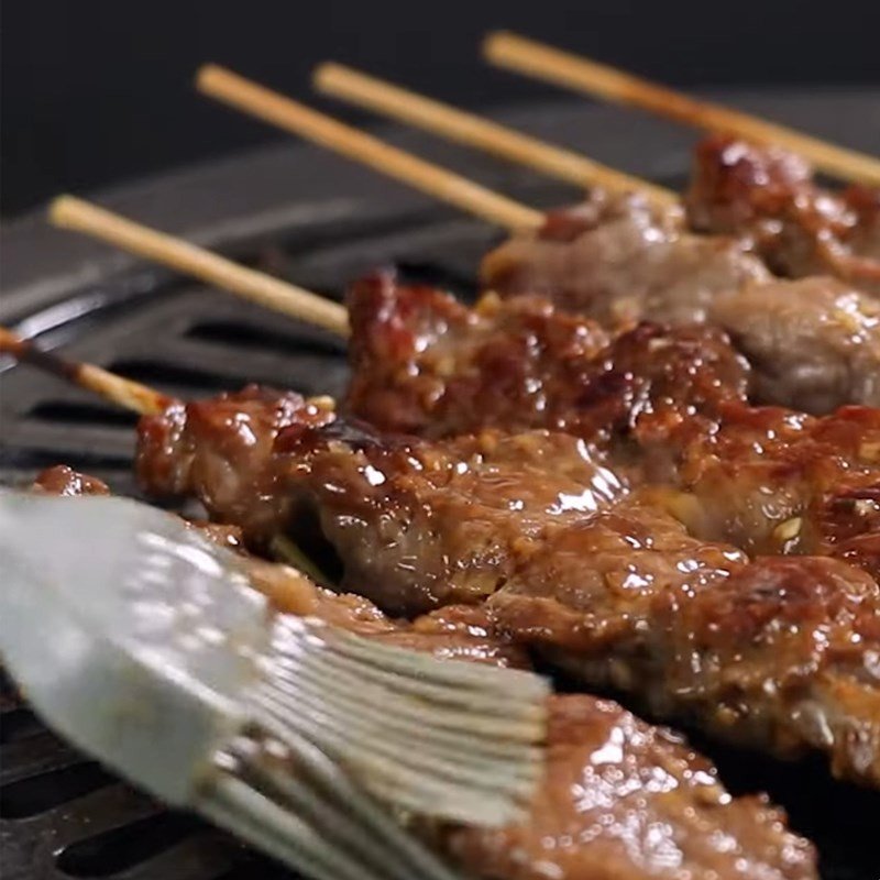 Xiên thịt và nướng bò cho món bánh mì bò nướng bơ