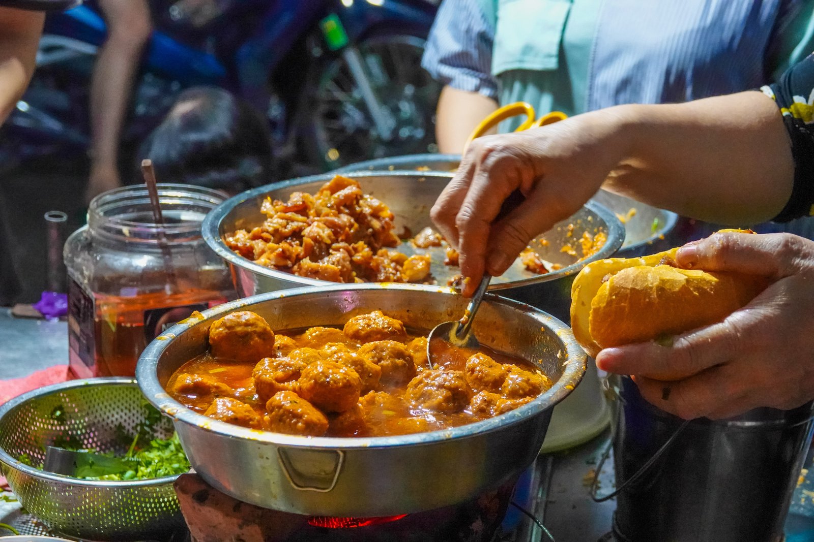 Xíu mại ngon miệng trong ổ bánh mì miền Tây