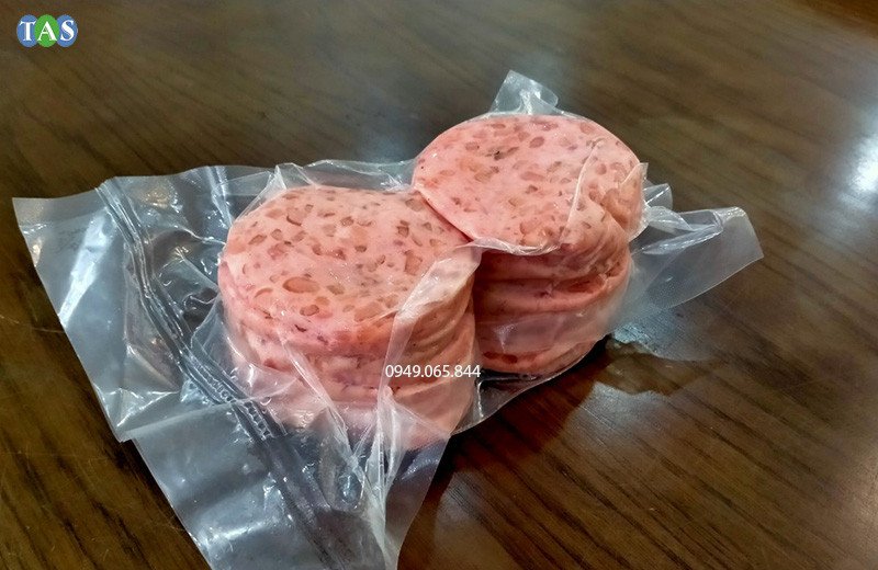 Xúc xích tỏi cắt lát chuẩn bị làm nhân bánh mì