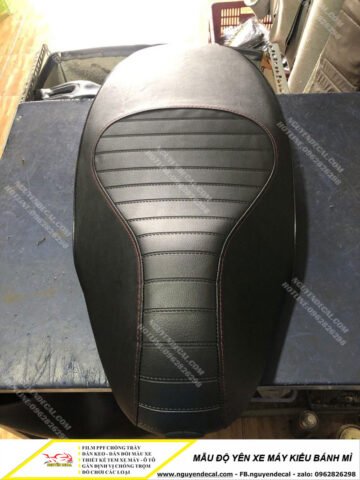 Yên xe bánh mì màu đen trên xe máy cổ điển, phong cách độc đáo.