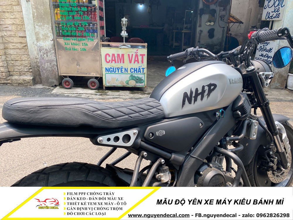 Yên xe máy kiểu bánh mì màu nâu với đường chỉ may tinh tế.