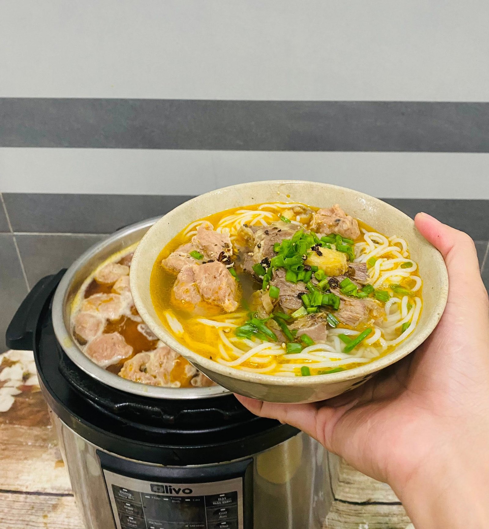 Cách nấu bún xương bò thơm ngon với nước dùng ngọt thanh