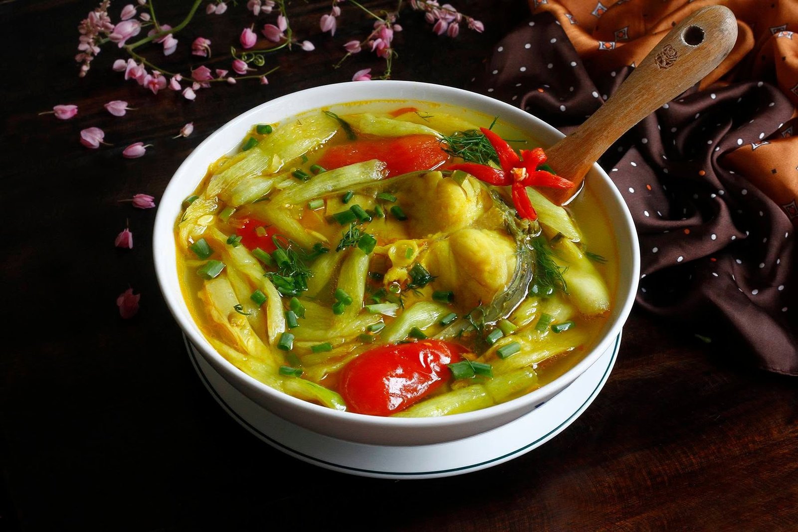 Công thức cách nấu canh cá nheo dọc mùng chua thanh ngày hè