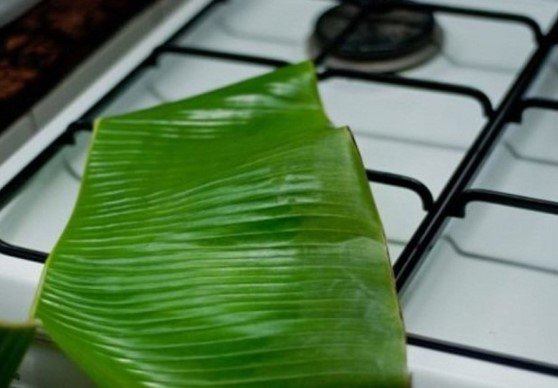 alt text: Bột năng đã được giáo chín tới, dẻo mịn để làm vỏ bánh bột lọc gói lá chuối