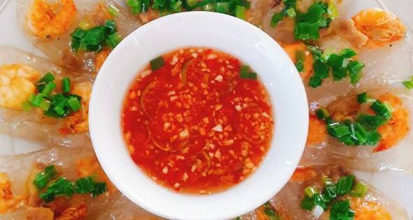 alt text: Đĩa bánh bột lọc nhân thịt đã hoàn thành, sẵn sàng thưởng thức