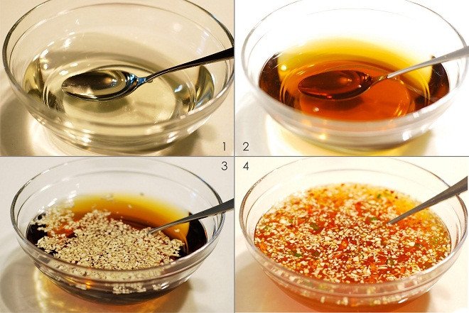 alt text: Nước chấm chua ngọt với tỏi ớt băm nhuyễn cho món bánh bột lọc