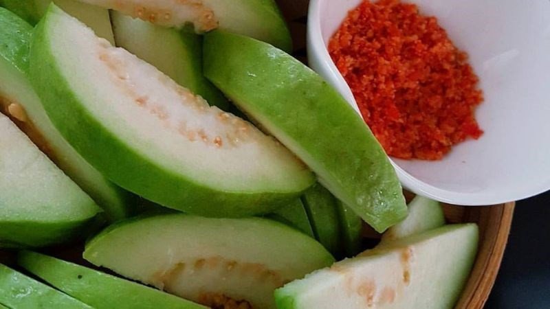 Ăn ổi trực tiếp, làm nước ép, sinh tố hay salad đều là cách tuyệt vời