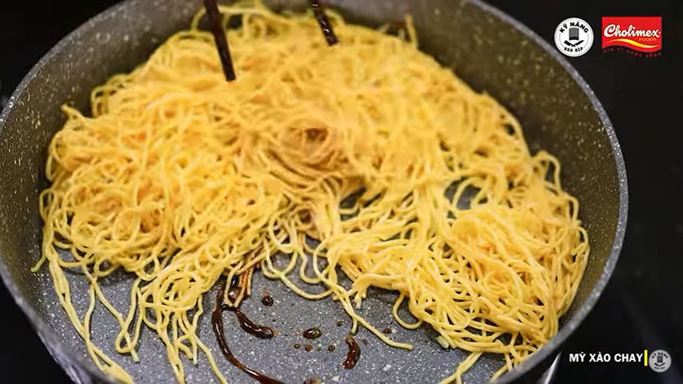 Áp chảo mì để sợi mì đạt độ giòn và thơm trước khi xào
