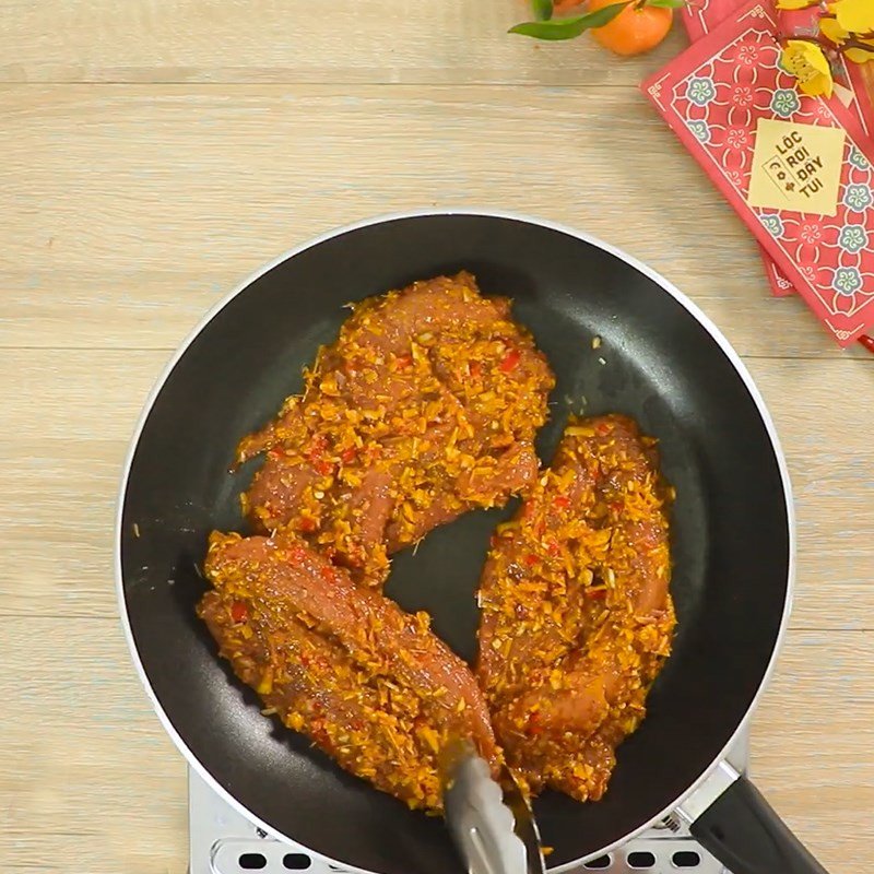 Áp chảo thịt lợn trước khi nướng làm khô bò