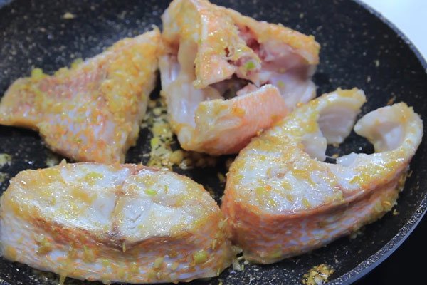 Áp chảo từng mặt miếng cá diêu hồng trước khi nấu canh chua để thịt cá săn chắc