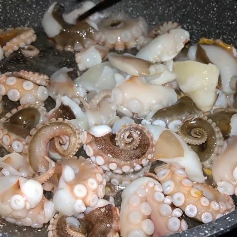 Bạch tuộc chín tới, vớt ra tô riêng để giữ độ giòn