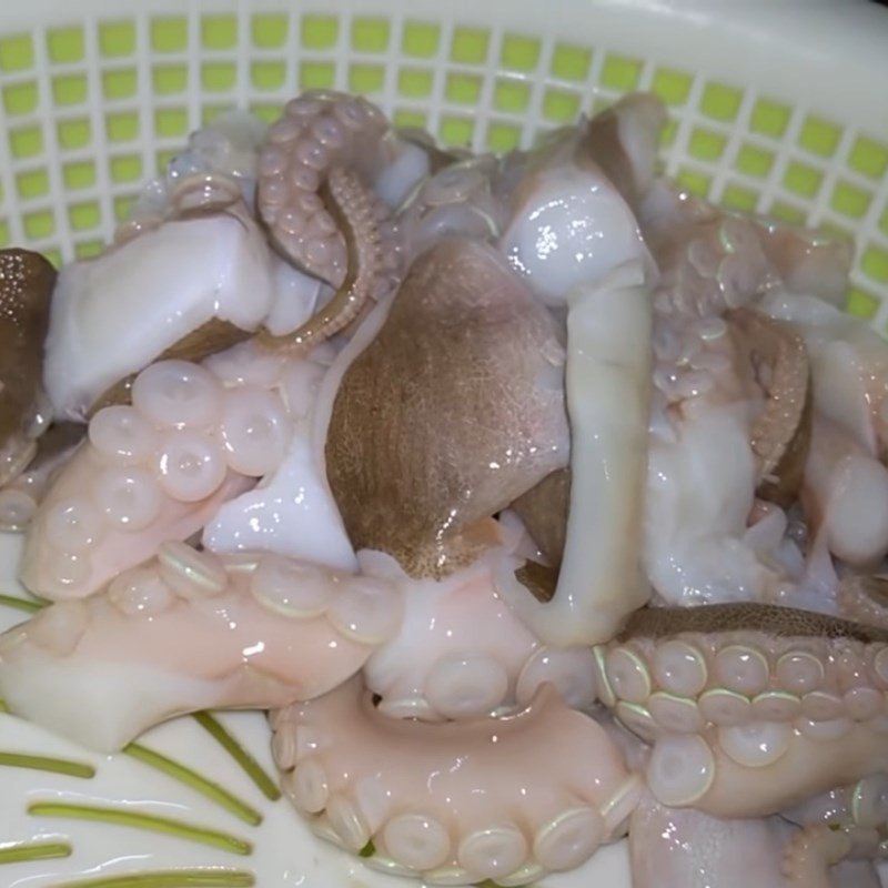 Bạch tuộc được cắt miếng vừa ăn cho món xào