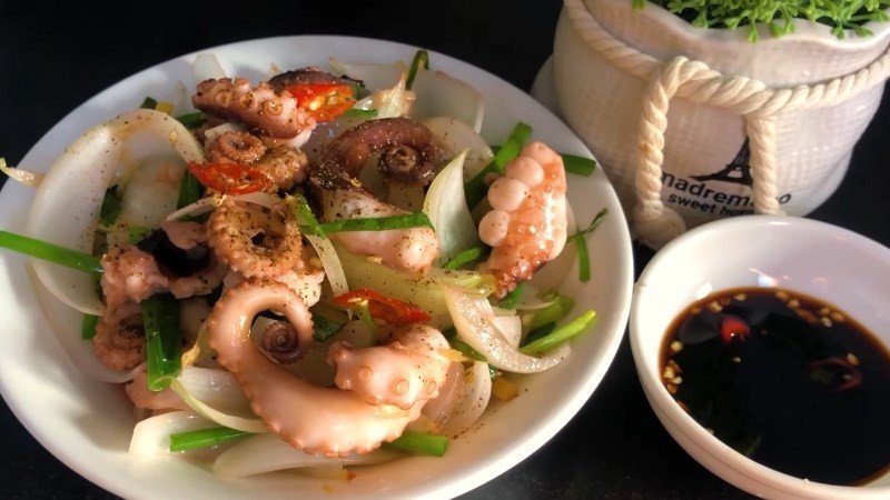 Bạch tuộc xào hành gừng thơm ngon, ấm bụng