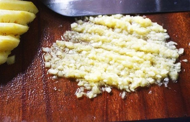 Băm nhỏ thơm (dứa) để làm nước chấm bò nhúng dấm