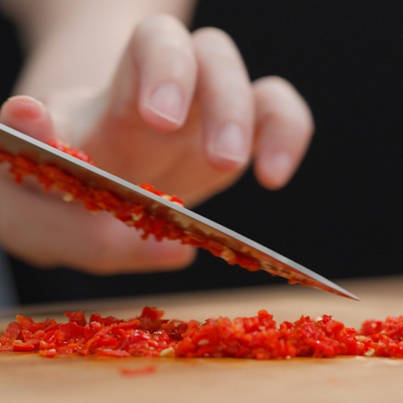 Băm nhỏ tỏi ớt tươi để làm nước chấm chua ngọt