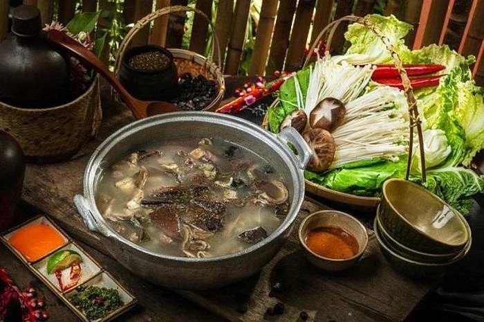 Bàn lẩu ngựa ấm cúng với thịt, rau và chén nước chấm, nhấn mạnh giá trị dinh dưỡng của nước dùng