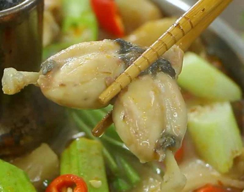 Bàn tiệc lẩu ếch măng chua thịnh soạn với rau sống và bún tươi