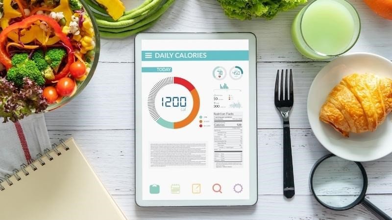 Bảng theo dõi lượng calo hàng ngày, công cụ hữu ích để kiểm soát dinh dưỡng và cân nặng.
