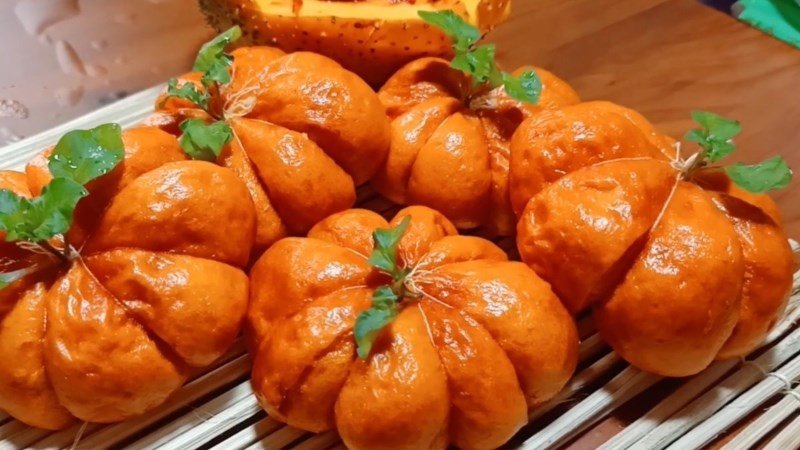 Bánh bao gấc màu cam rực rỡ, hấp dẫn
