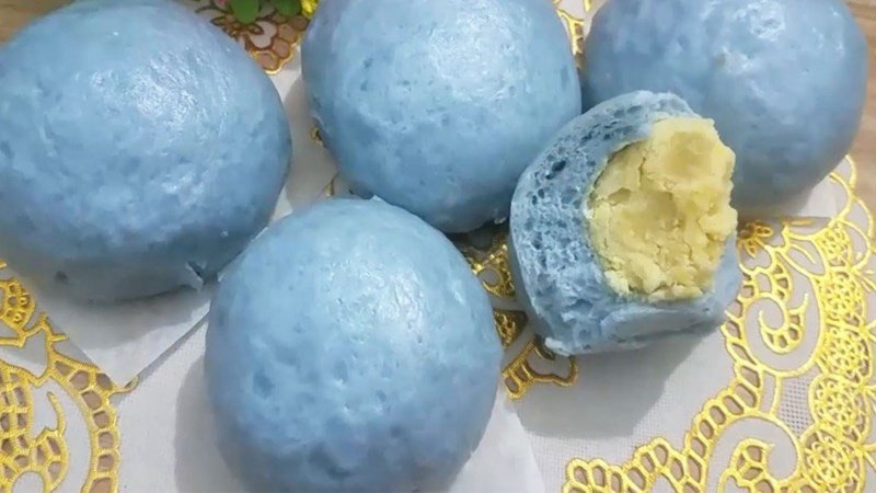 Bánh bao hoa đậu biếc màu xanh đẹp mắt, nhân đậu xanh