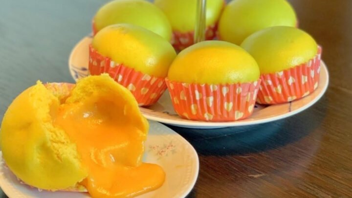 Bánh bao kim sa mềm mịn, nhân trứng muối vàng ươm