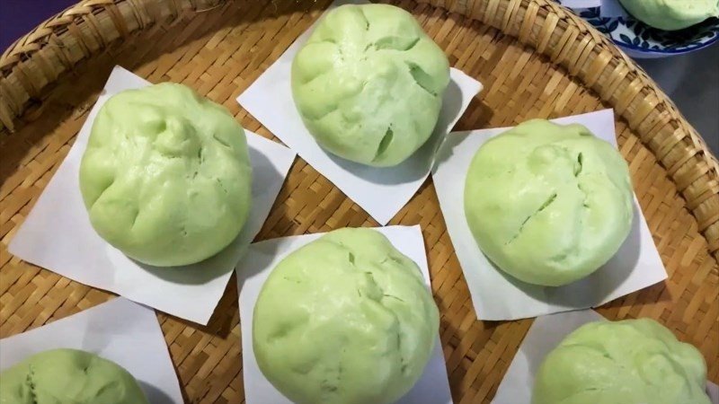 Bánh bao lá dứa màu xanh tươi, nhân khoai môn dẻo