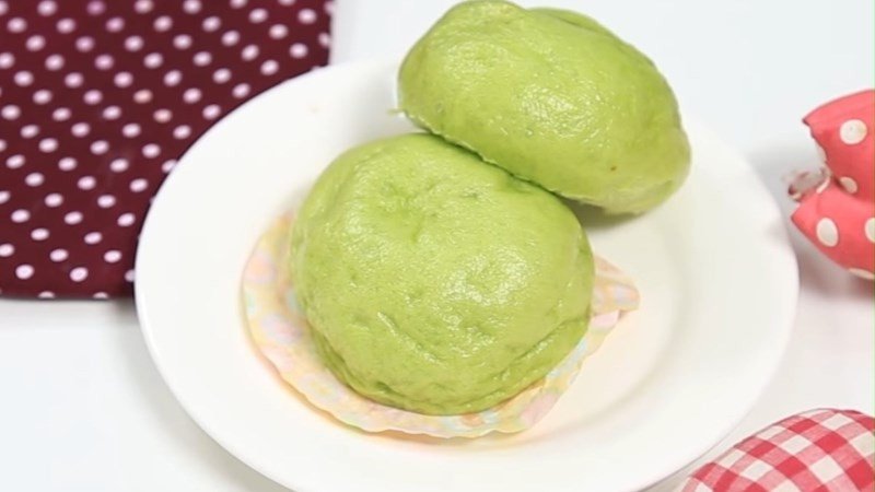 Bánh bao trà xanh với nhân kem trứng chảy hấp dẫn