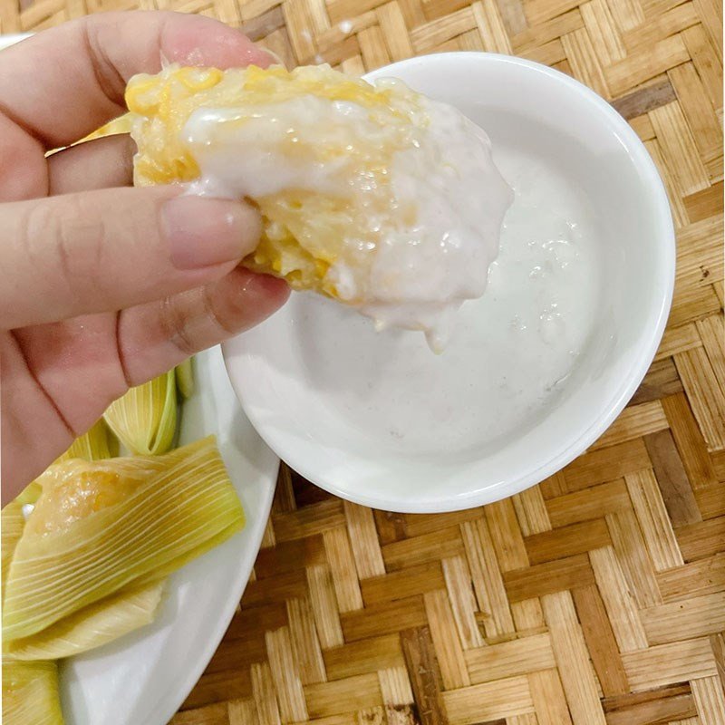 Bánh bắp hấp sau khi chín tới, thơm lừng