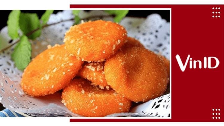 Bánh bí đỏ chiên xù vàng giòn rụm với mè trắng