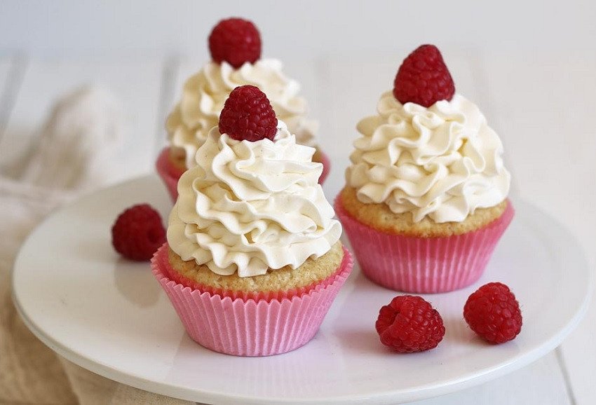 Bánh bông lan cupcake phủ kem tươi nướng nồi chiên không dầu