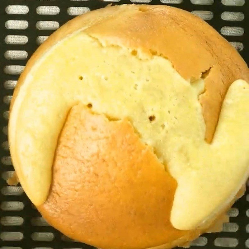 Bánh bông lan Meizan đang nướng được che bằng giấy bạc