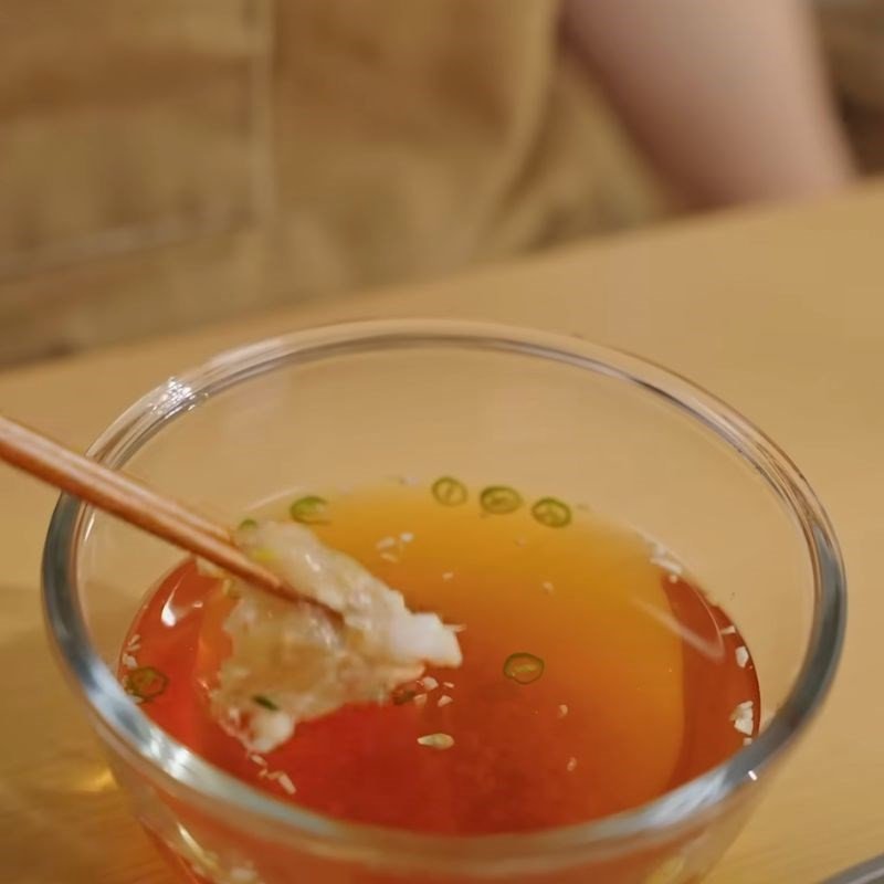 Bánh bột lọc lười đã hoàn thành cùng chén nước chấm